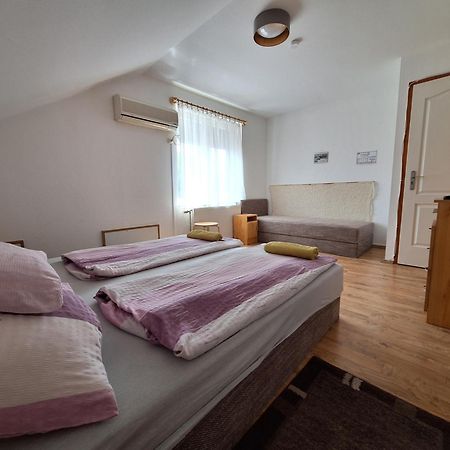 Lila Akac Vendeghaz Esztergom Bed & Breakfast Exterior foto