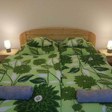 Lila Akac Vendeghaz Esztergom Bed & Breakfast Exterior foto
