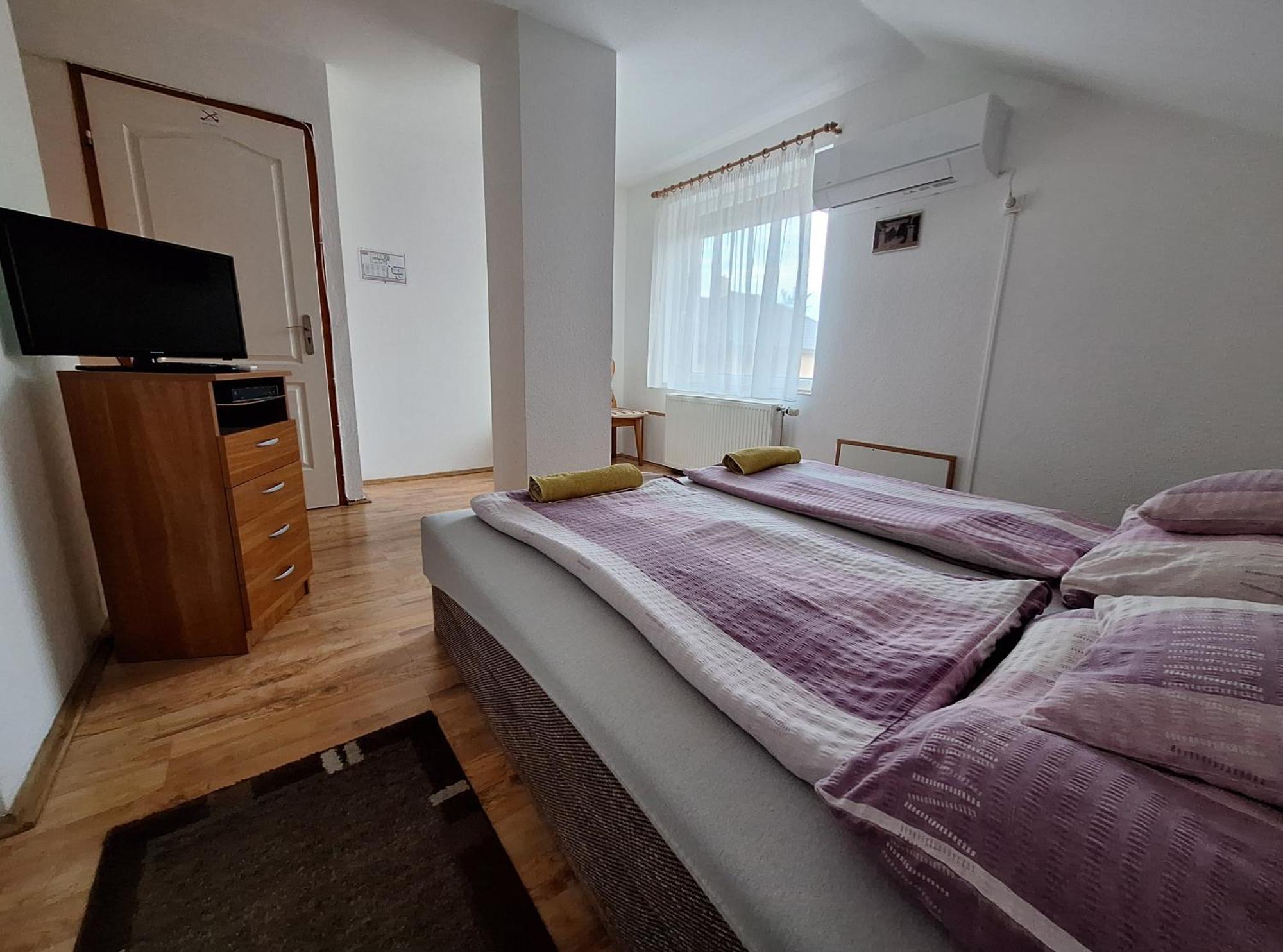 Lila Akac Vendeghaz Esztergom Bed & Breakfast Exterior foto